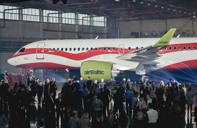 A220 airBaltic в специальной ливрее