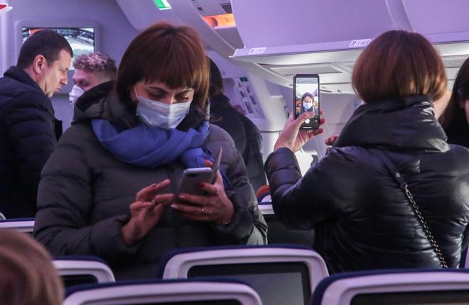 Люди в масках на борту самолета Airbus A350