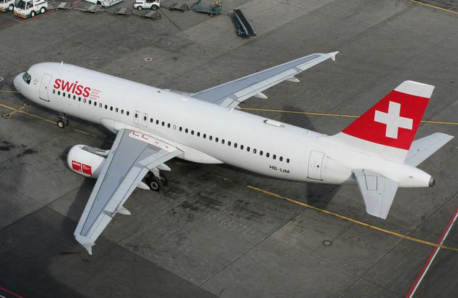 Самолет Airbus A320 авиакомпании Swiss в аэропорту Домодедово