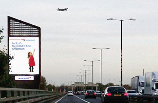 Дети на рекламных щитах British Airways узнают пролетающие над ними самолеты