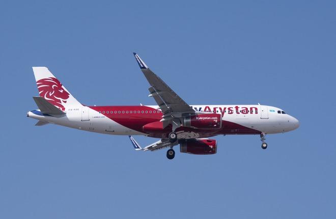 самолет A320 низкобюджетной авиакомпании FlyArystan 