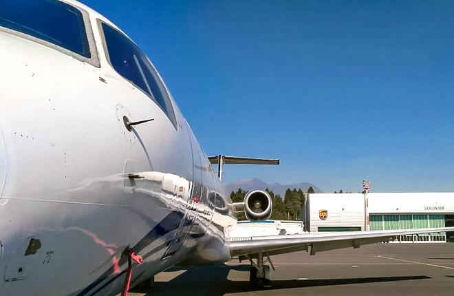 Самолет перед ангаром Solinair в аэропорту Любляны