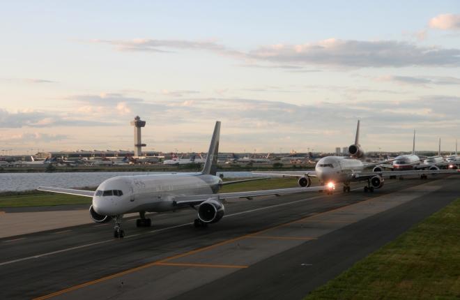 Самолеты в аэропорту Нью-Йорка JFK 