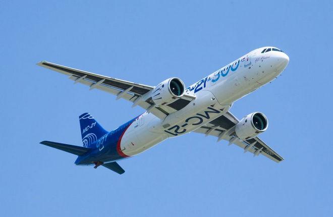 Самолет МС-21-300 с убранным шасси