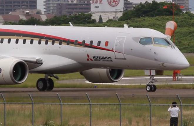 Mitsubishi Regional Jet впервые выполнил руление